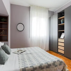 The Rent - Spacious One-bedroom In Moscova District Apartamento